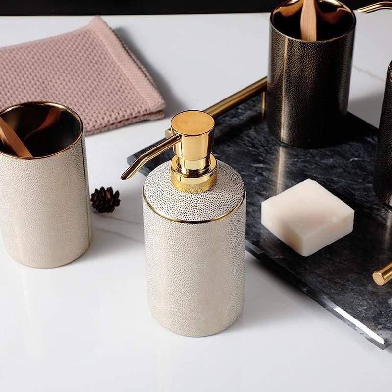 LuxeBain – Elegantes Keramik-Badset mit goldenen Akzenten