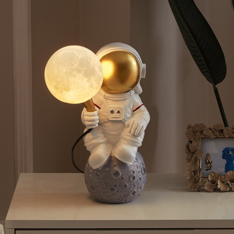 AstroGlow – Luxus Astronauten Tischlampe mit kosmischer Eleganz