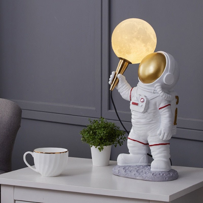AstroGlow – Luxus Astronauten Tischlampe mit kosmischer Eleganz