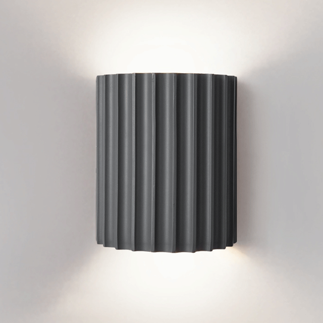 Moderne Wandleuchte mit gewelltem Schirm – Elegante und komfortable Beleuchtung