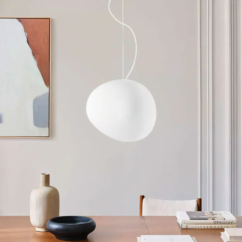 Garduru-förmige Pendelleuchte – Minimalistische Milchglas-Deckenlampe