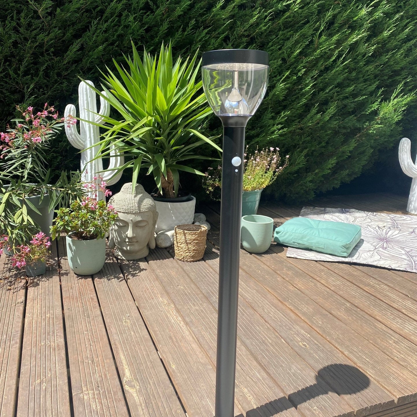 Solar-Außenbeleuchtung mit Bewegungsmelder und wiederaufladbarem Akku