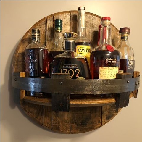 Rustikale Eichenwandregal für Whiskybüchsen