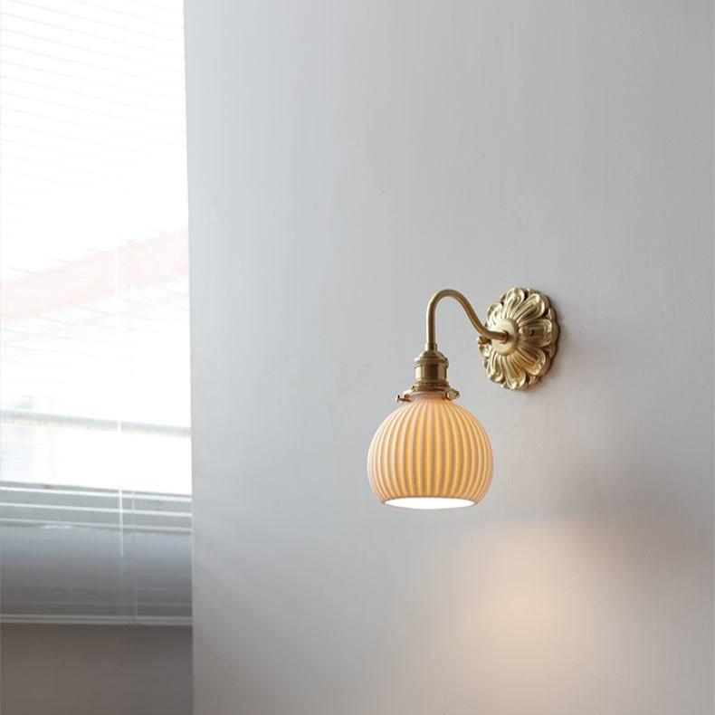 Garduru & Weiße Keramikwandleuchte – Klassische Eleganz für zeitlose Interiors