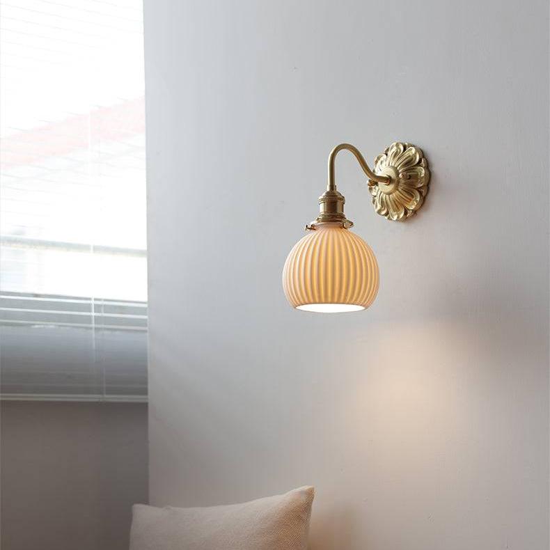Garduru & Weiße Keramikwandleuchte – Klassische Eleganz für zeitlose Interiors