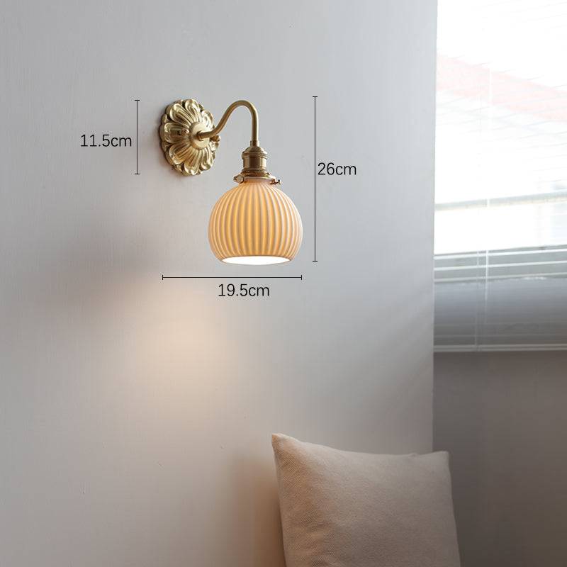 Garduru & Weiße Keramikwandleuchte – Klassische Eleganz für zeitlose Interiors