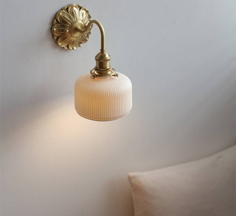 Garduru & Weiße Keramikwandleuchte – Klassische Eleganz für zeitlose Interiors