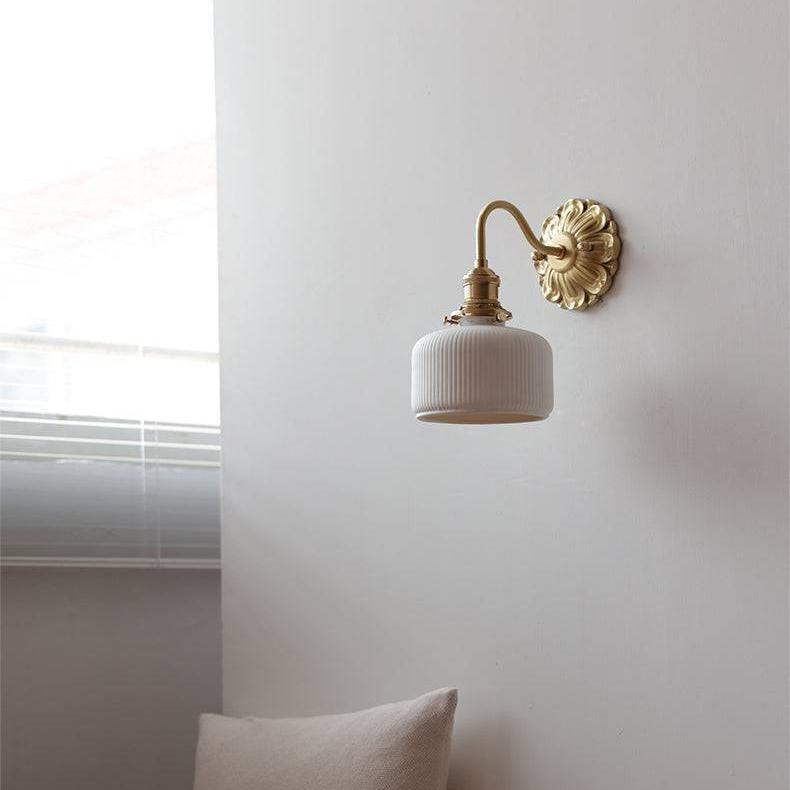 Garduru & Weiße Keramikwandleuchte – Klassische Eleganz für zeitlose Interiors