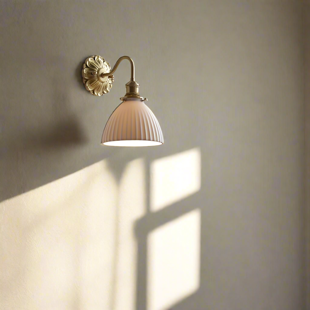 Garduru & Weiße Keramikwandleuchte – Klassische Eleganz für zeitlose Interiors