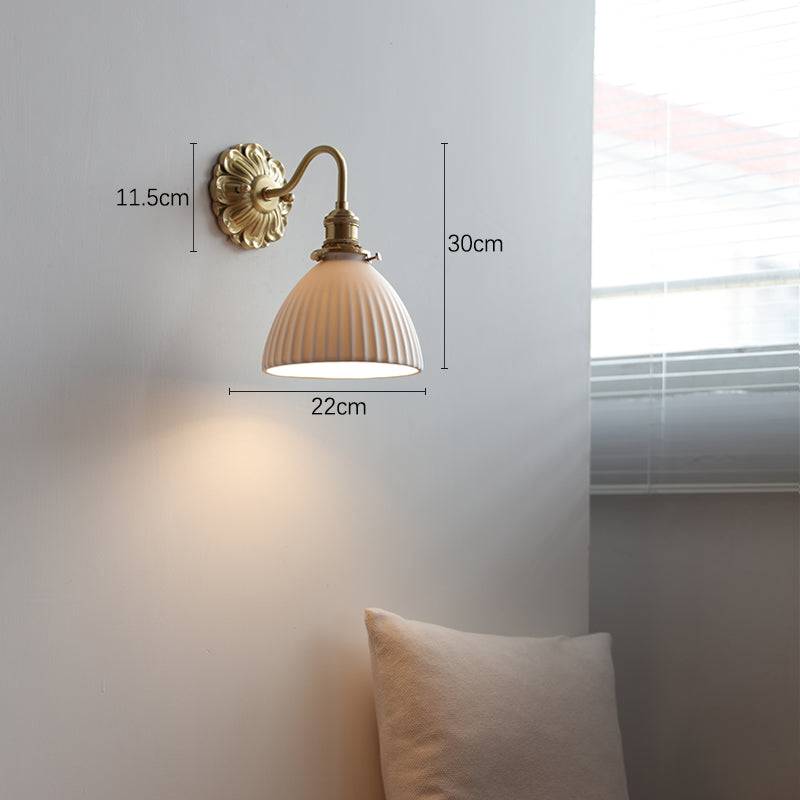 Garduru & Weiße Keramikwandleuchte – Klassische Eleganz für zeitlose Interiors