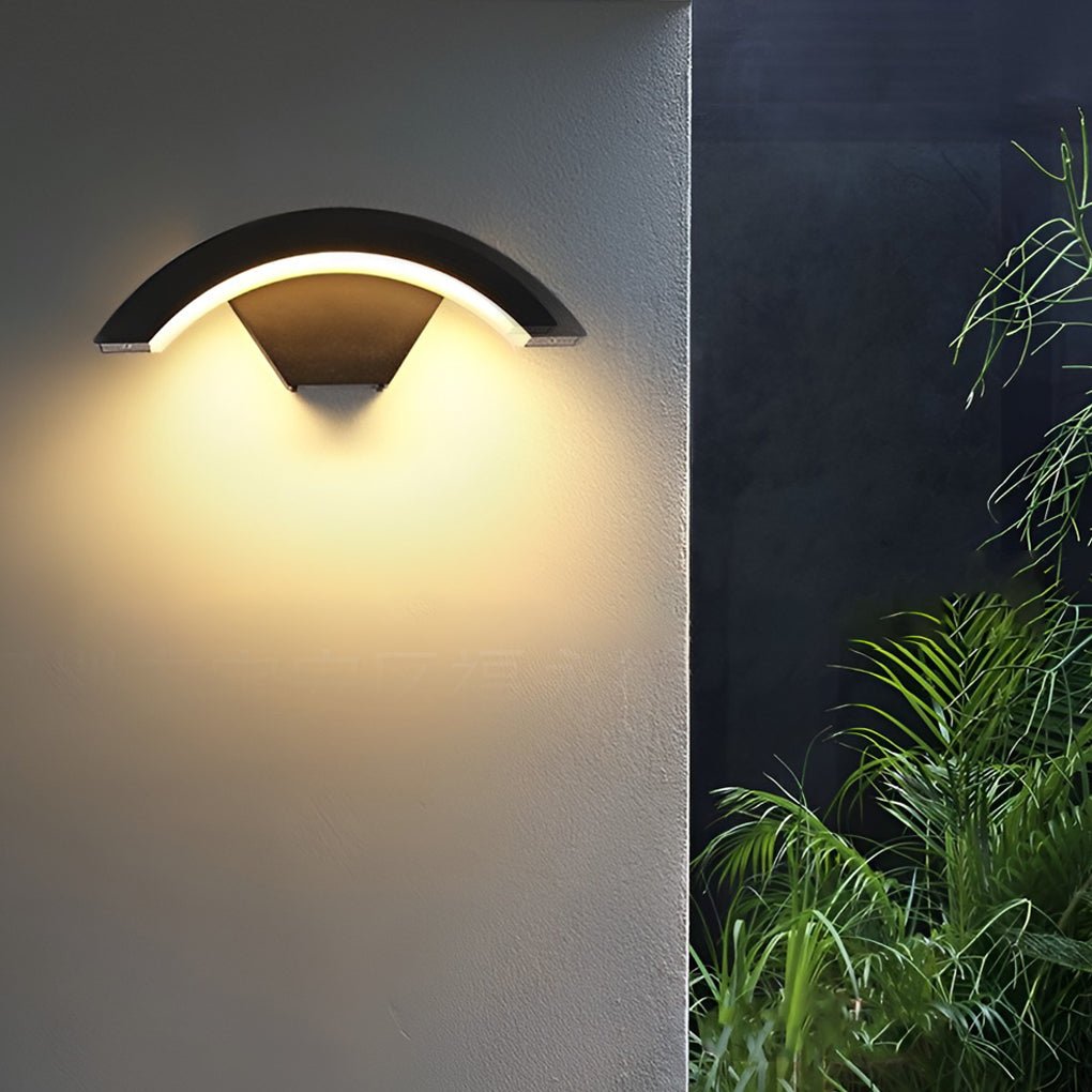 Außenwandleuchte mit gebogenem LED-Design