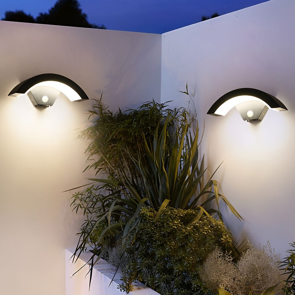 Außenwandleuchte mit gebogenem LED-Design