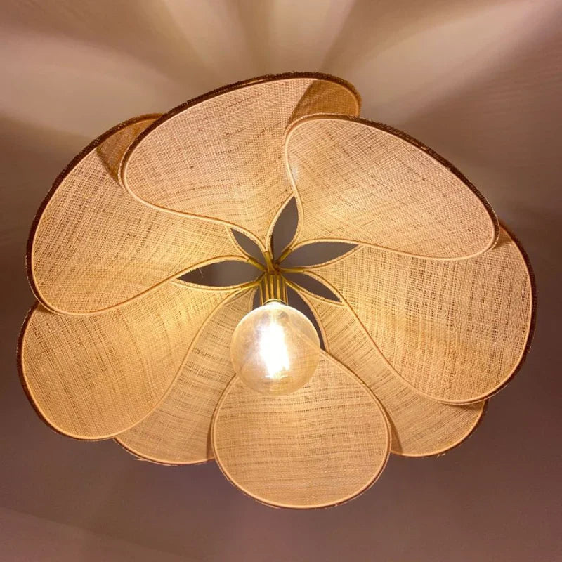 BLUMENBLATT HÄNGELEUCHTE - ELEGANTES DESIGN, DAS VON DER NATUR INSPIRIERT IST