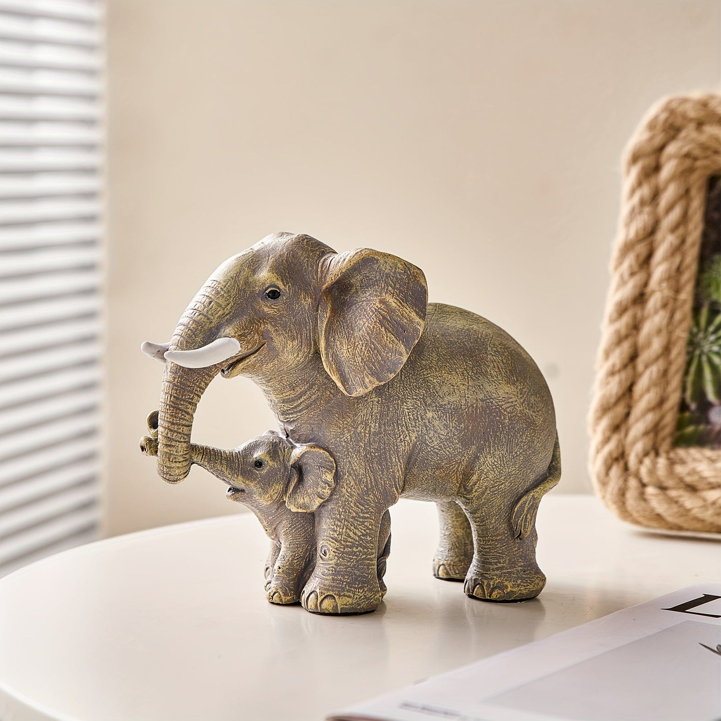 Bezaubernde Skulptur einer Elefantenmutter