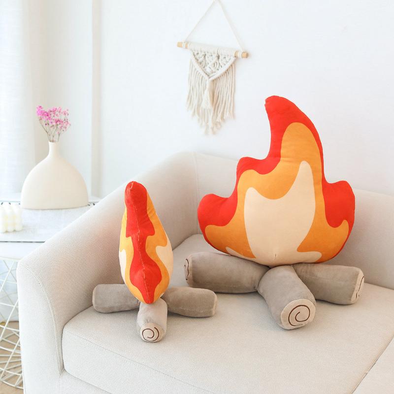 FlameSoft - Luxuriöses Plüschkissen mit warmem Flammenmuster für eine gemütliche Atmosphäre