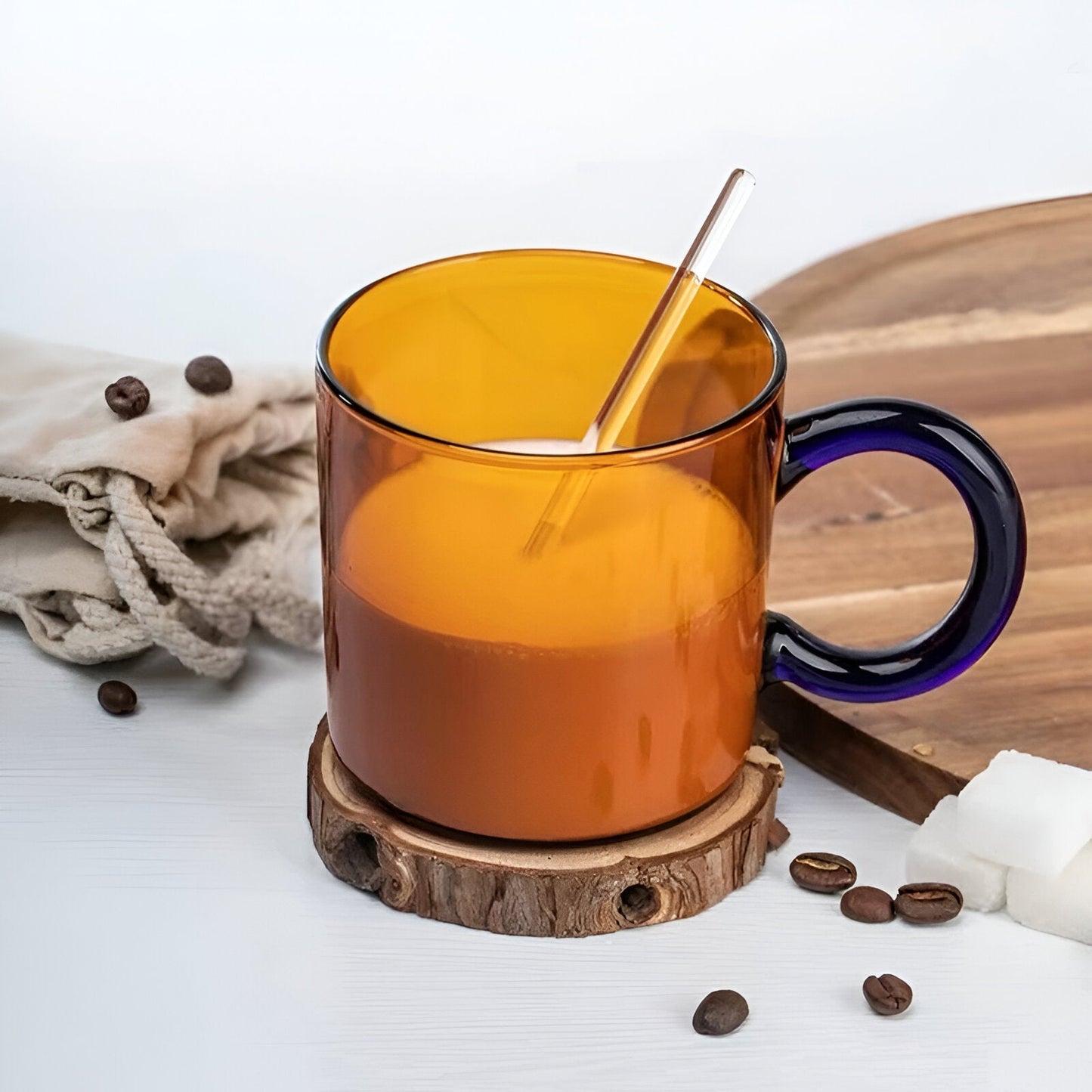 Glaskaffeetasse mit kontrastierendem Farbgriff