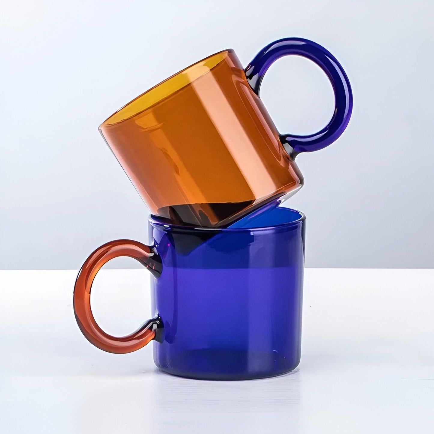 Glaskaffeetasse mit kontrastierendem Farbgriff