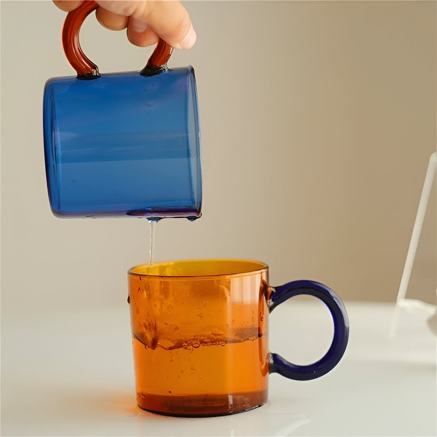 Glaskaffeetasse mit kontrastierendem Farbgriff