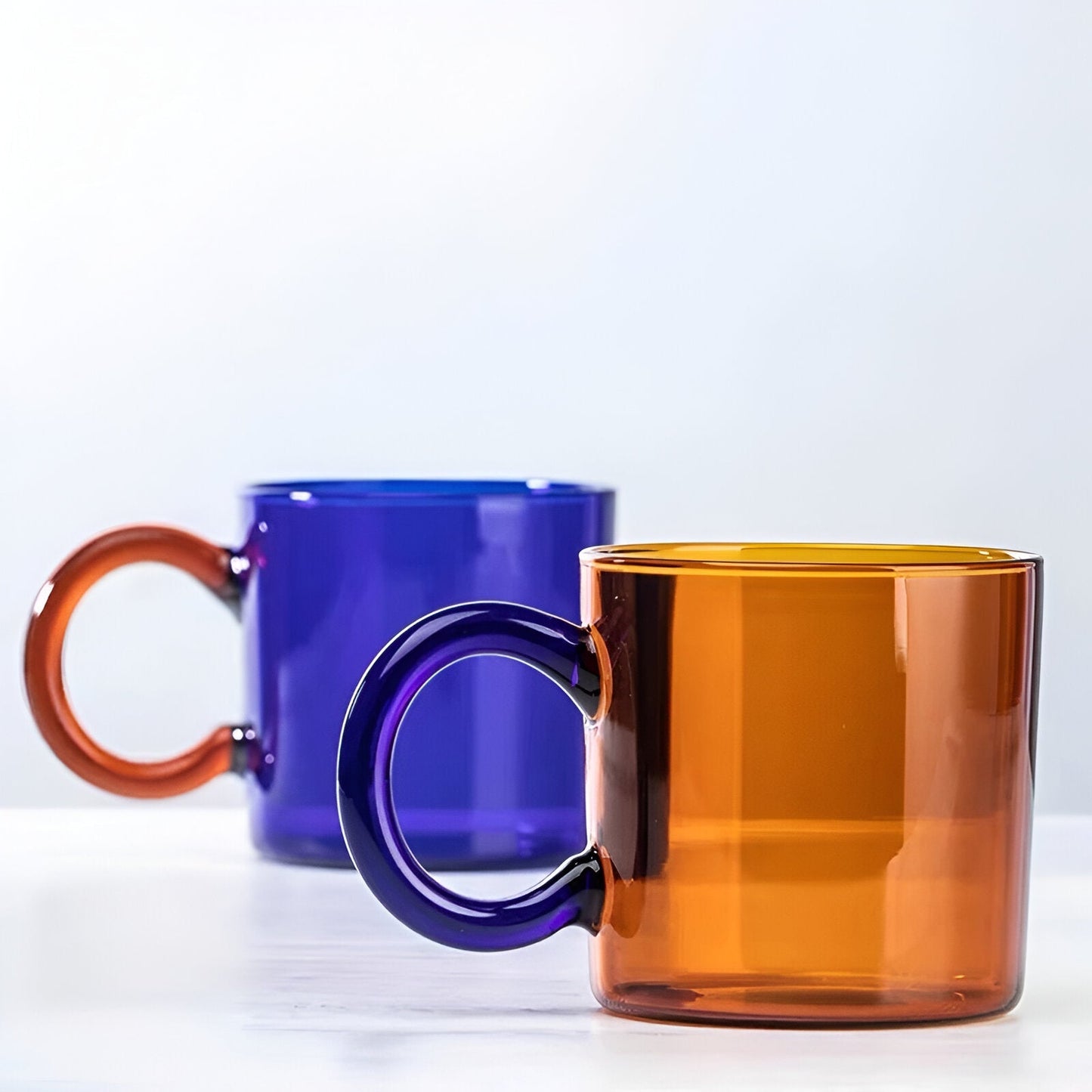 Glaskaffeetasse mit kontrastierendem Farbgriff