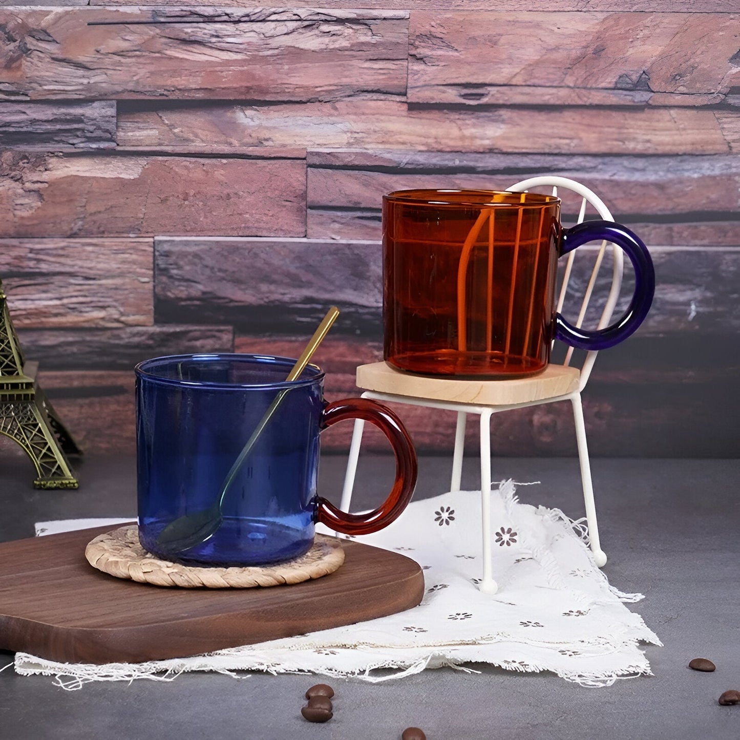 Glaskaffeetasse mit kontrastierendem Farbgriff