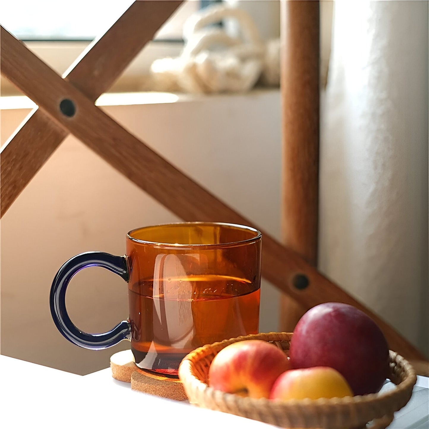 Glaskaffeetasse mit kontrastierendem Farbgriff
