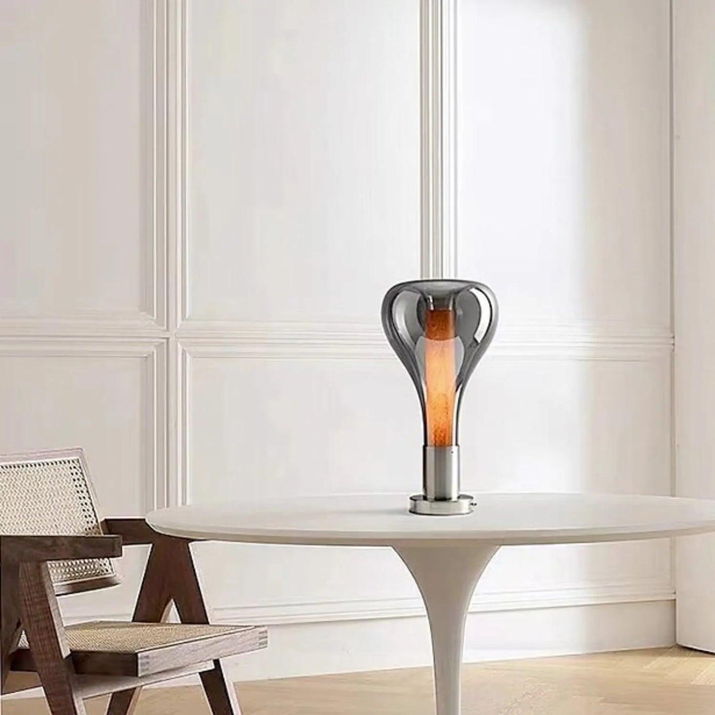 Elegante Tischlampe mit Holzfuß und Glaskuppel