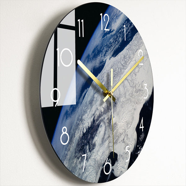 Moderne Wanduhr aus Glas