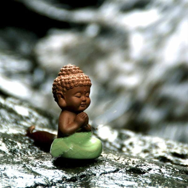 Kleine meditierende Buddhafiguren
