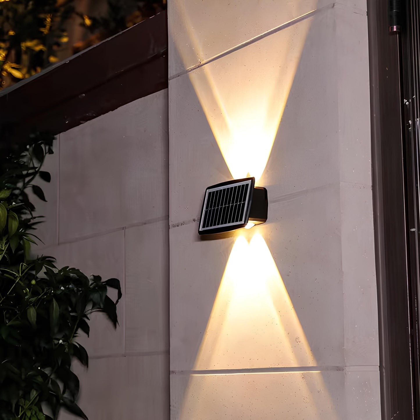 Royaleva Solarbetriebene Wandlampe – Dualmodus LED Außenlicht für Sicherheit & Ambiente