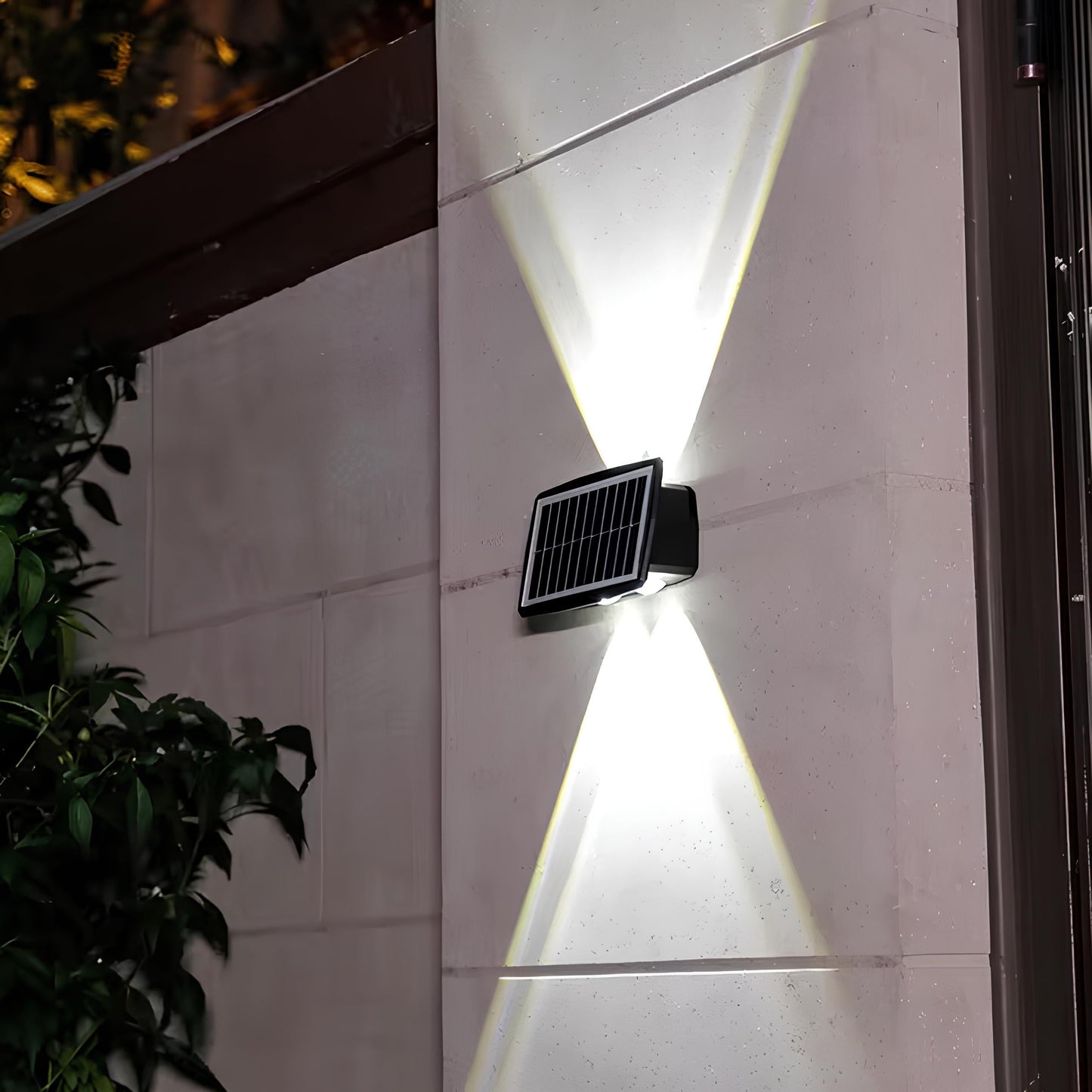 Royaleva Solarbetriebene Wandlampe – Dualmodus LED Außenlicht für Sicherheit & Ambiente