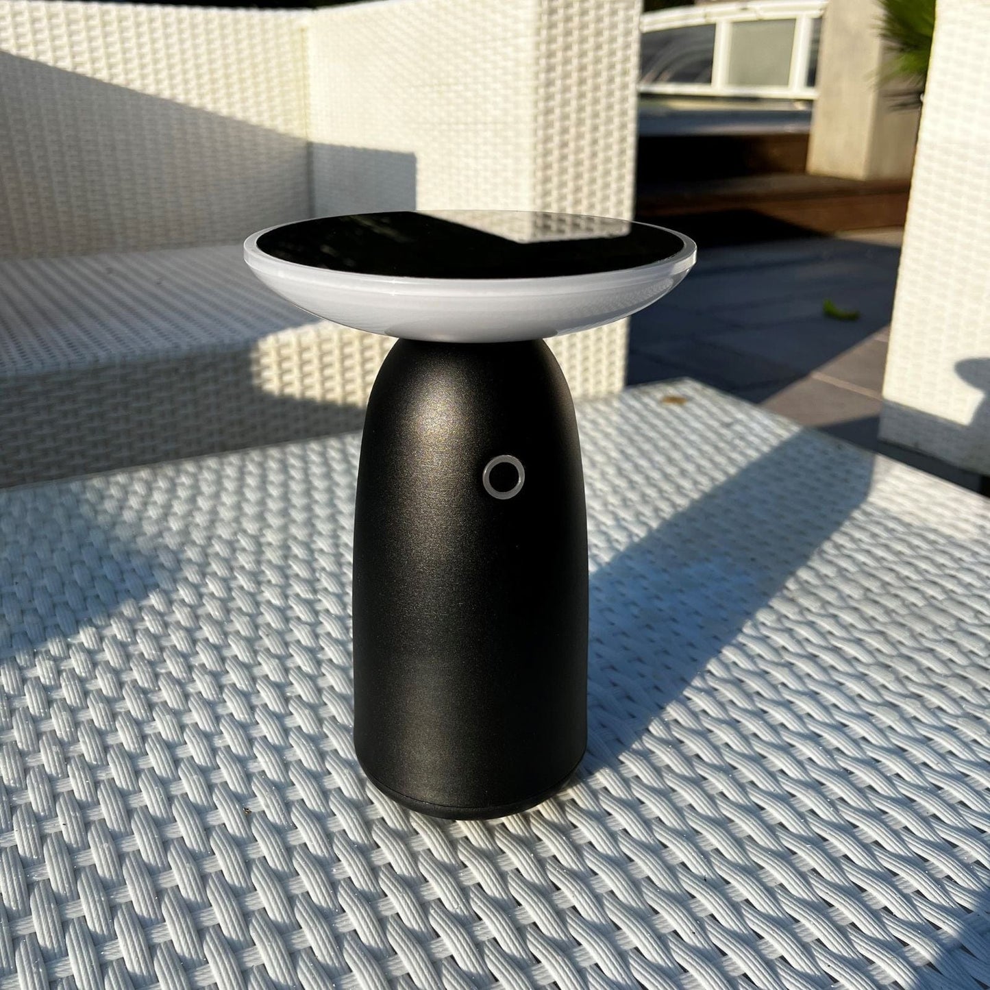 Drahtlose Tischlampe mit einstellbarer Helligkeit und Solarenergie