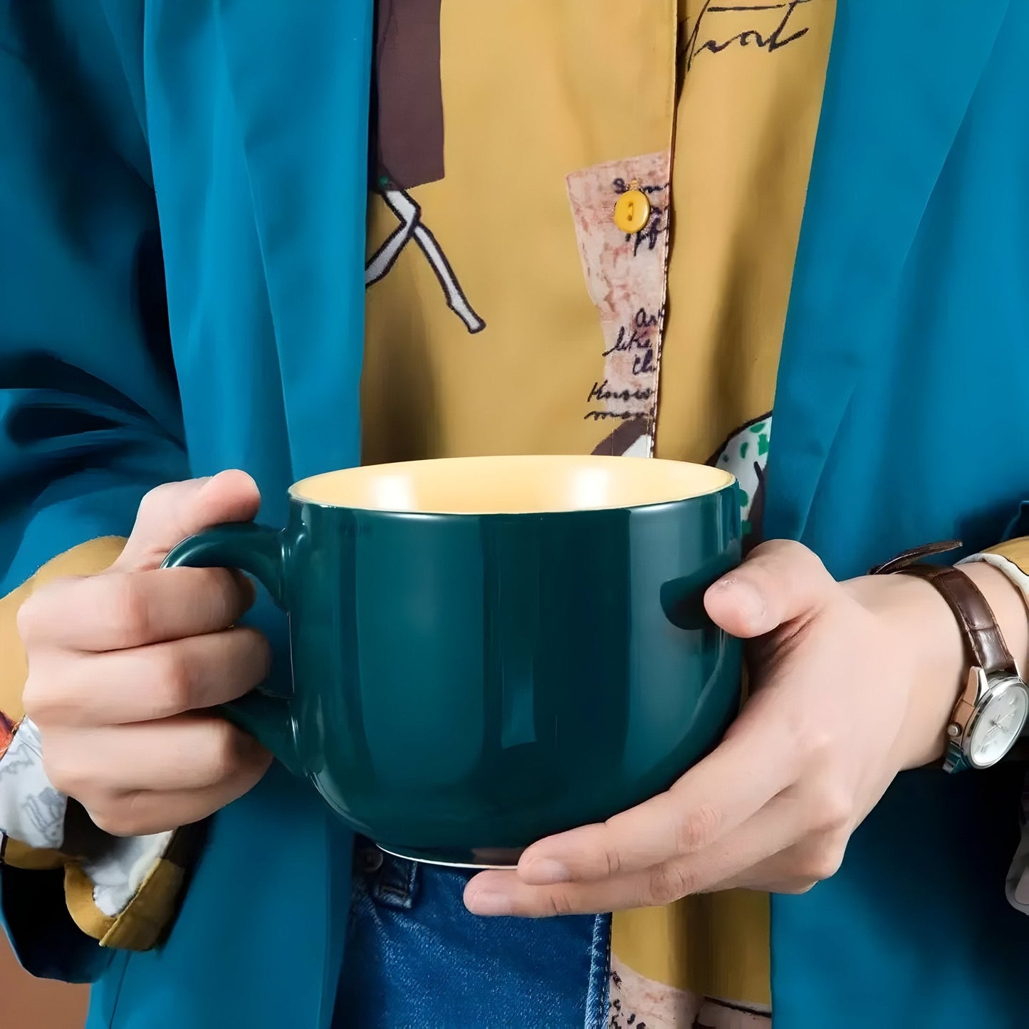 Große Hellfarbige Keramiktasse für das Frühstück