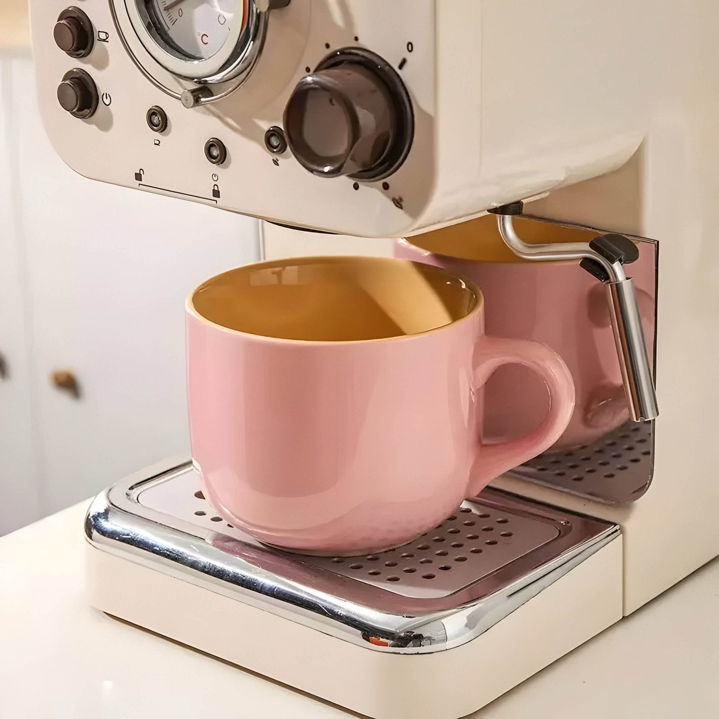 Große Hellfarbige Keramiktasse für das Frühstück