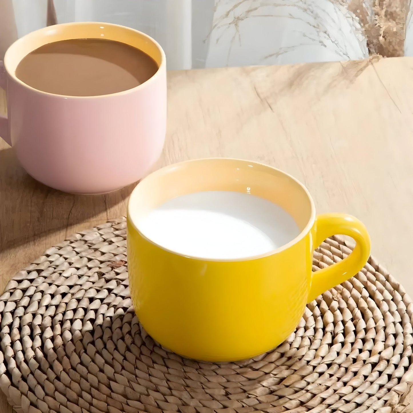 Große Hellfarbige Keramiktasse für das Frühstück