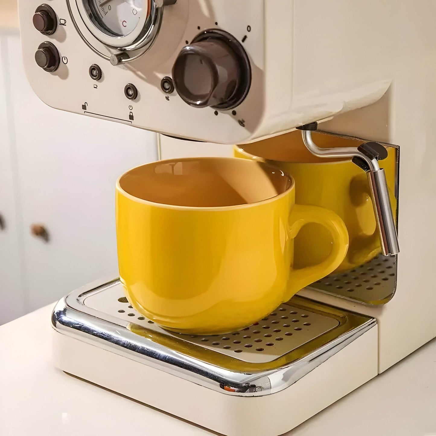 Große Hellfarbige Keramiktasse für das Frühstück