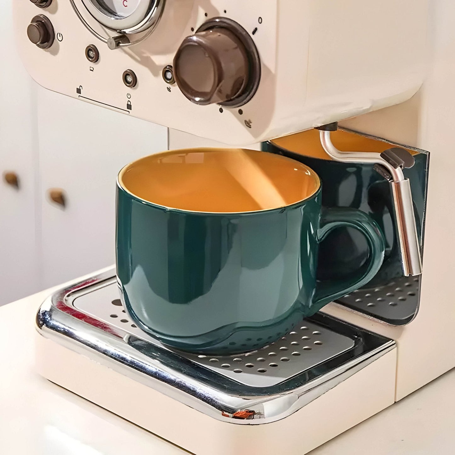 Große Hellfarbige Keramiktasse für das Frühstück