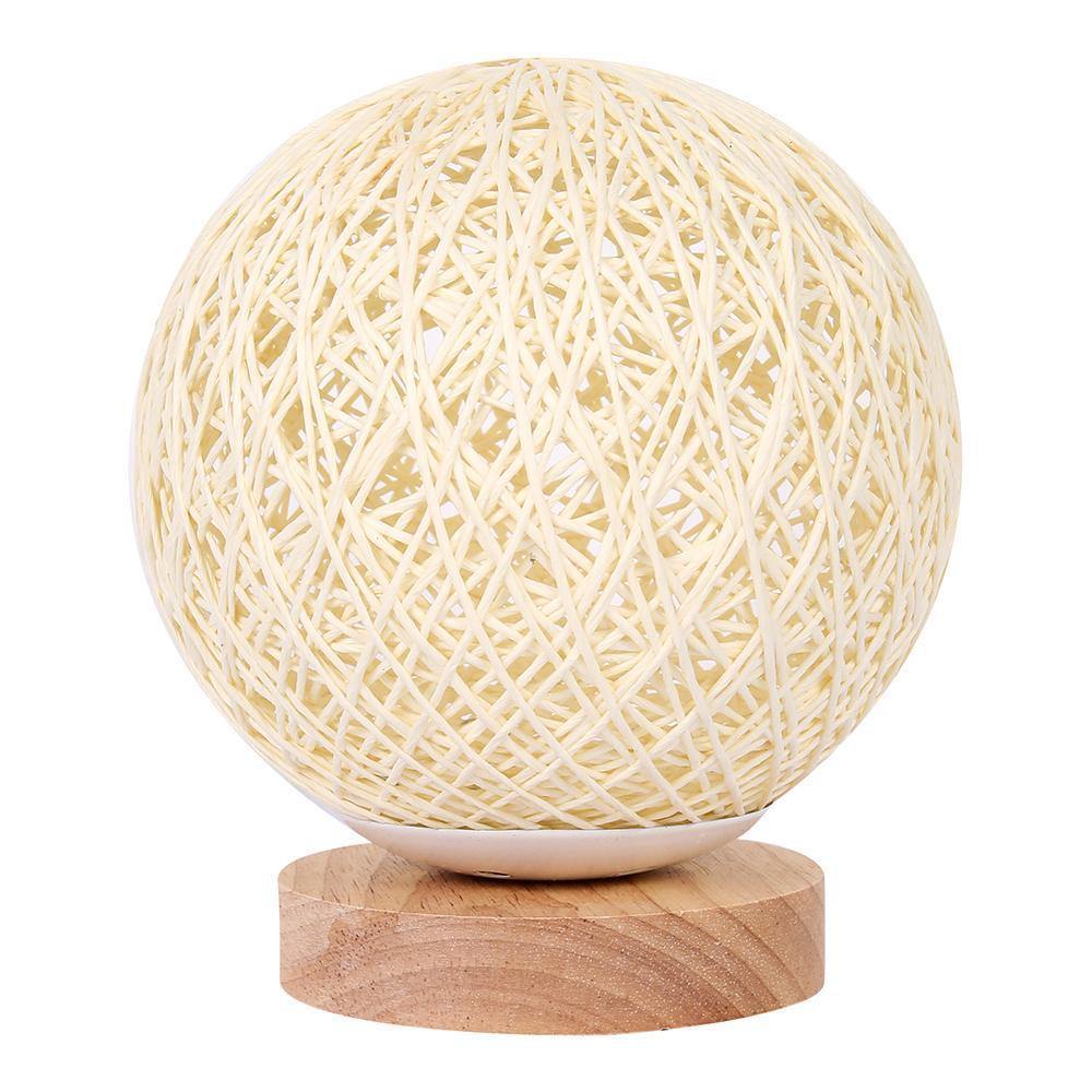 LunaGlow – Verzaubernde Tischlampe mit handgemachten Details und Holzfuß