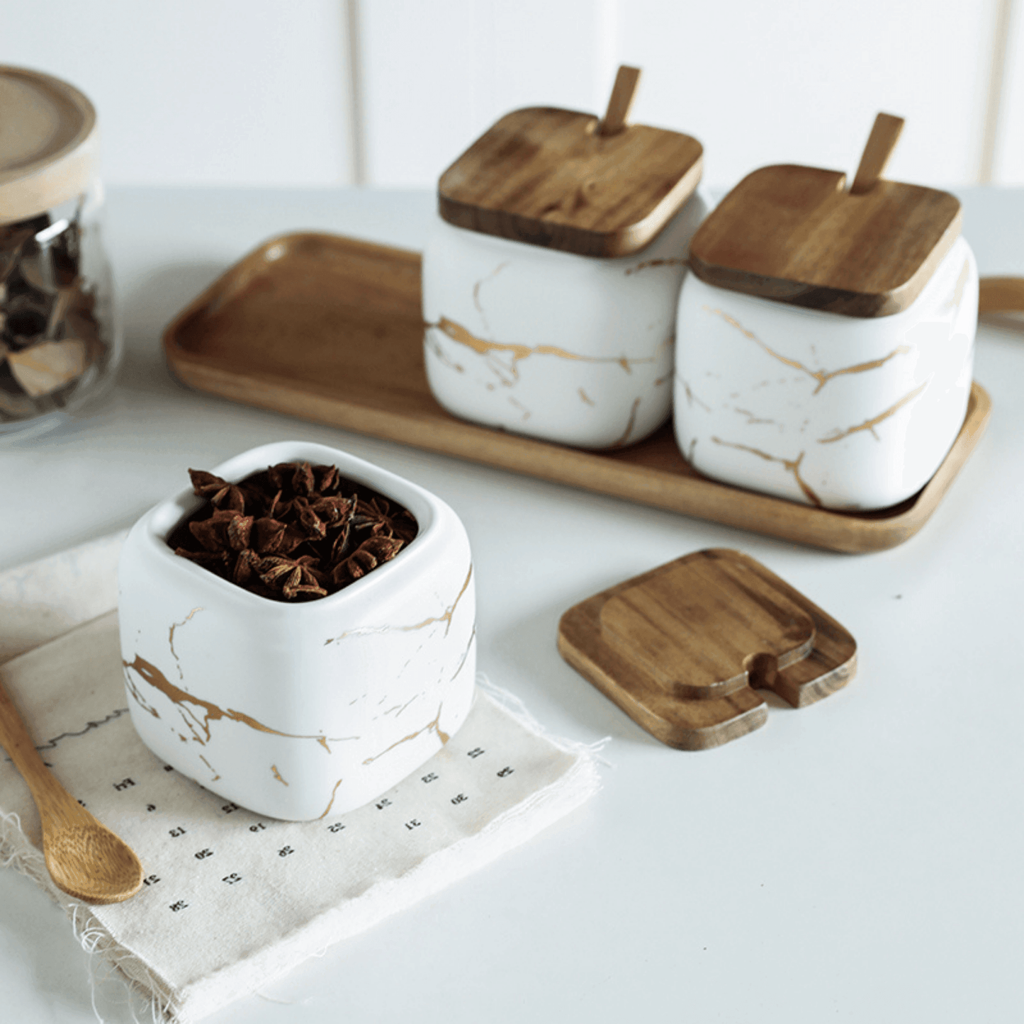 MarbleNest – Luxus Porzellan Gewürzgläser mit Holztablett