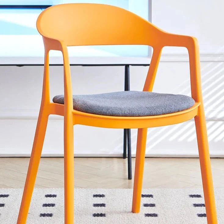 Moderner Esszimmerstuhl im minimalistischen Stil