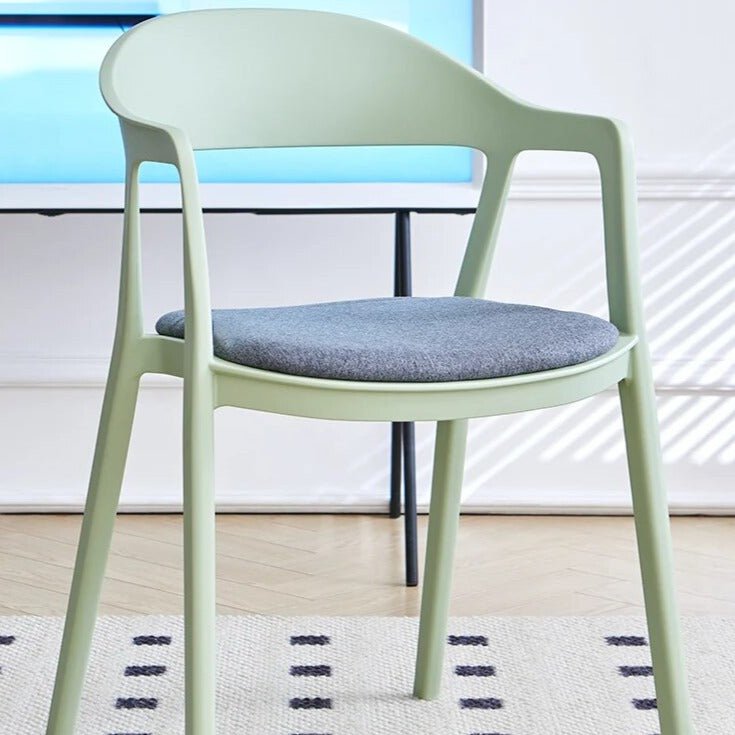 Moderner Esszimmerstuhl im minimalistischen Stil