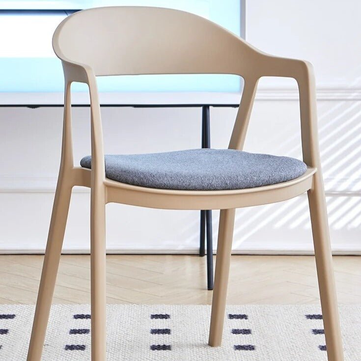 Moderner Esszimmerstuhl im minimalistischen Stil