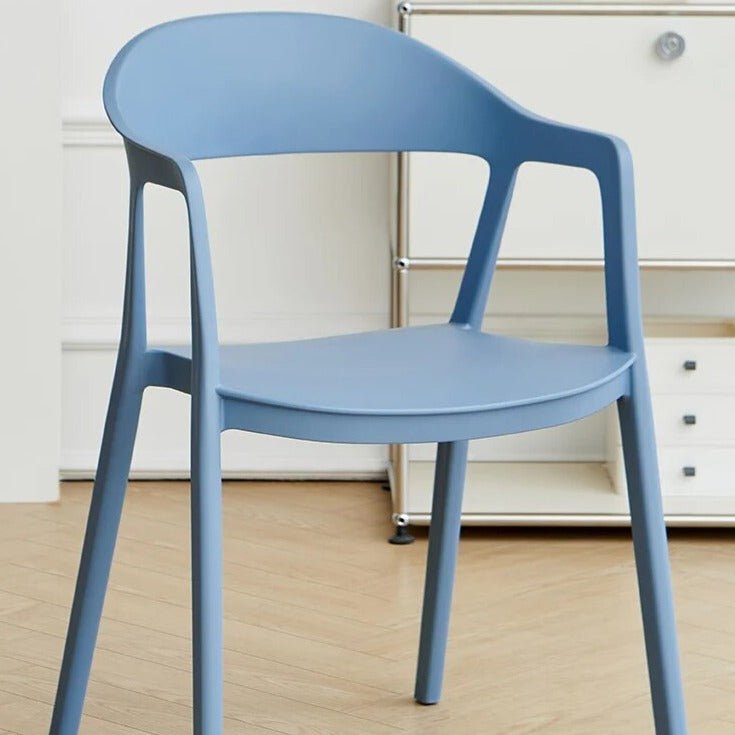 Moderner Esszimmerstuhl im minimalistischen Stil
