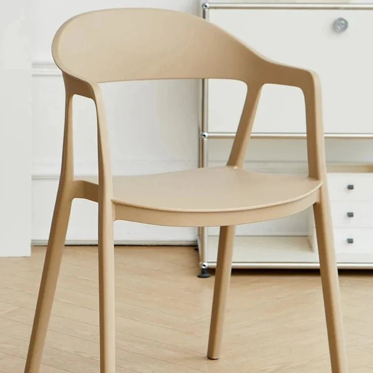 Moderner Esszimmerstuhl im minimalistischen Stil