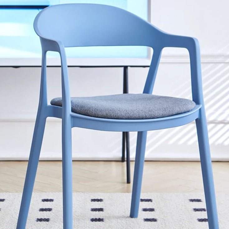 Moderner Esszimmerstuhl im minimalistischen Stil