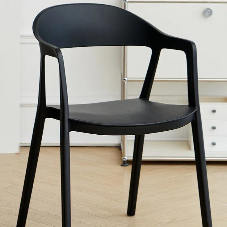 Moderner Esszimmerstuhl im minimalistischen Stil