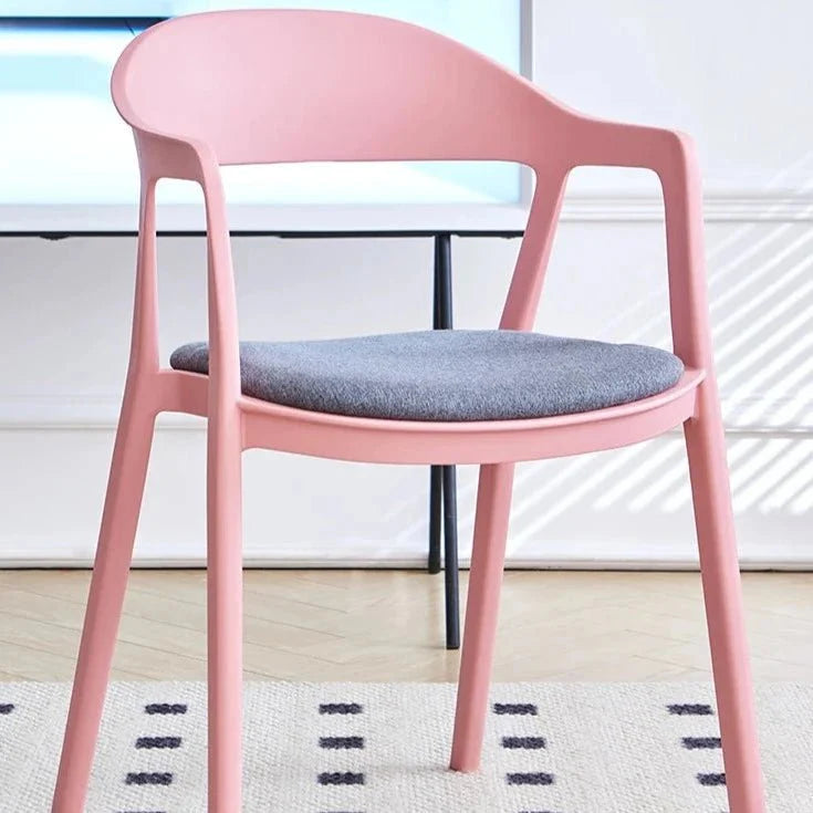 Moderner Esszimmerstuhl im minimalistischen Stil