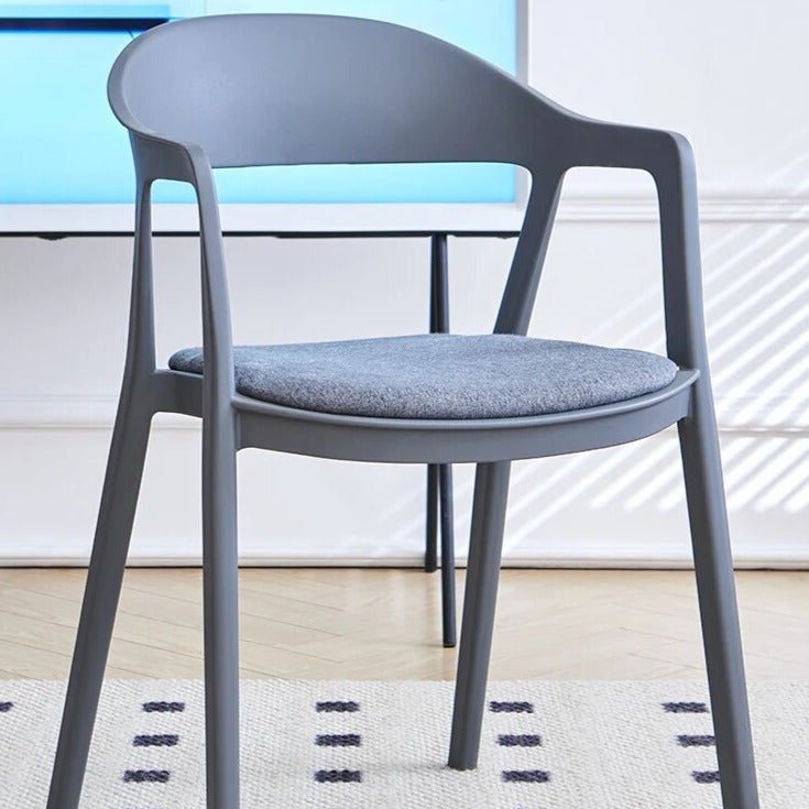 Moderner Esszimmerstuhl im minimalistischen Stil