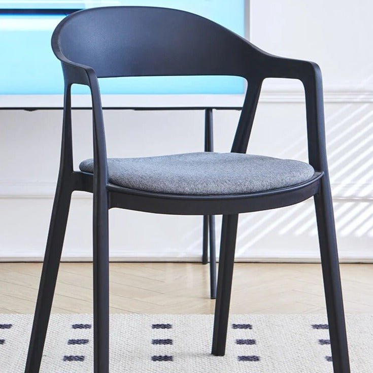 Moderner Esszimmerstuhl im minimalistischen Stil