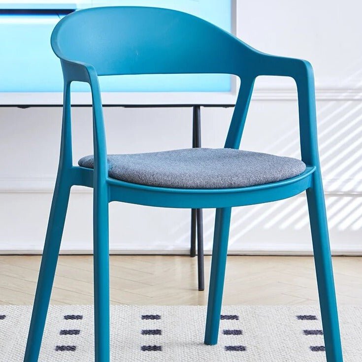 Moderner Esszimmerstuhl im minimalistischen Stil