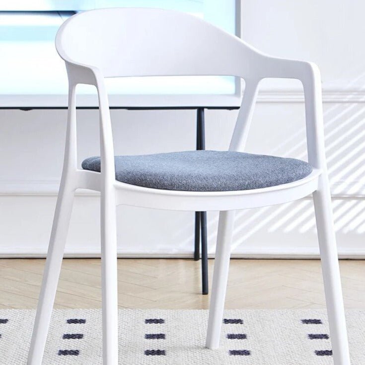 Moderner Esszimmerstuhl im minimalistischen Stil